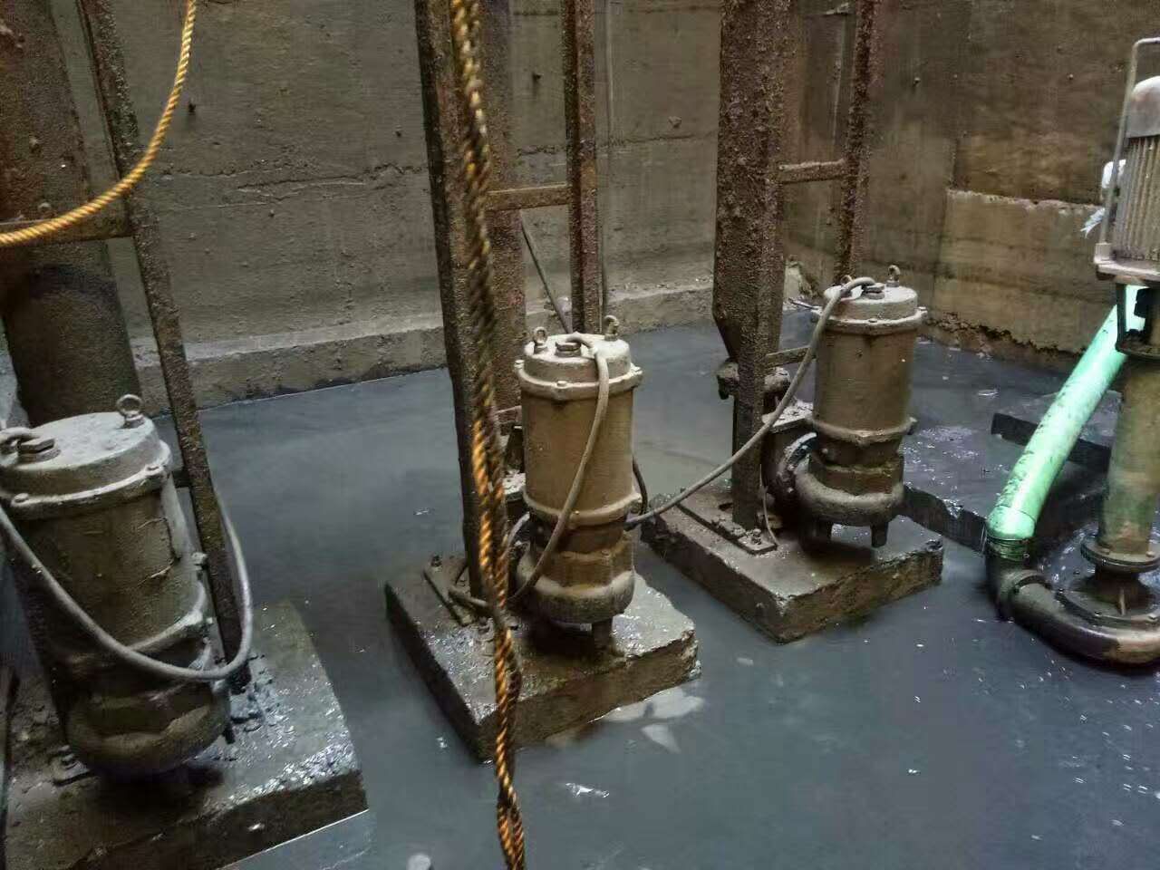 吴川污水池清理